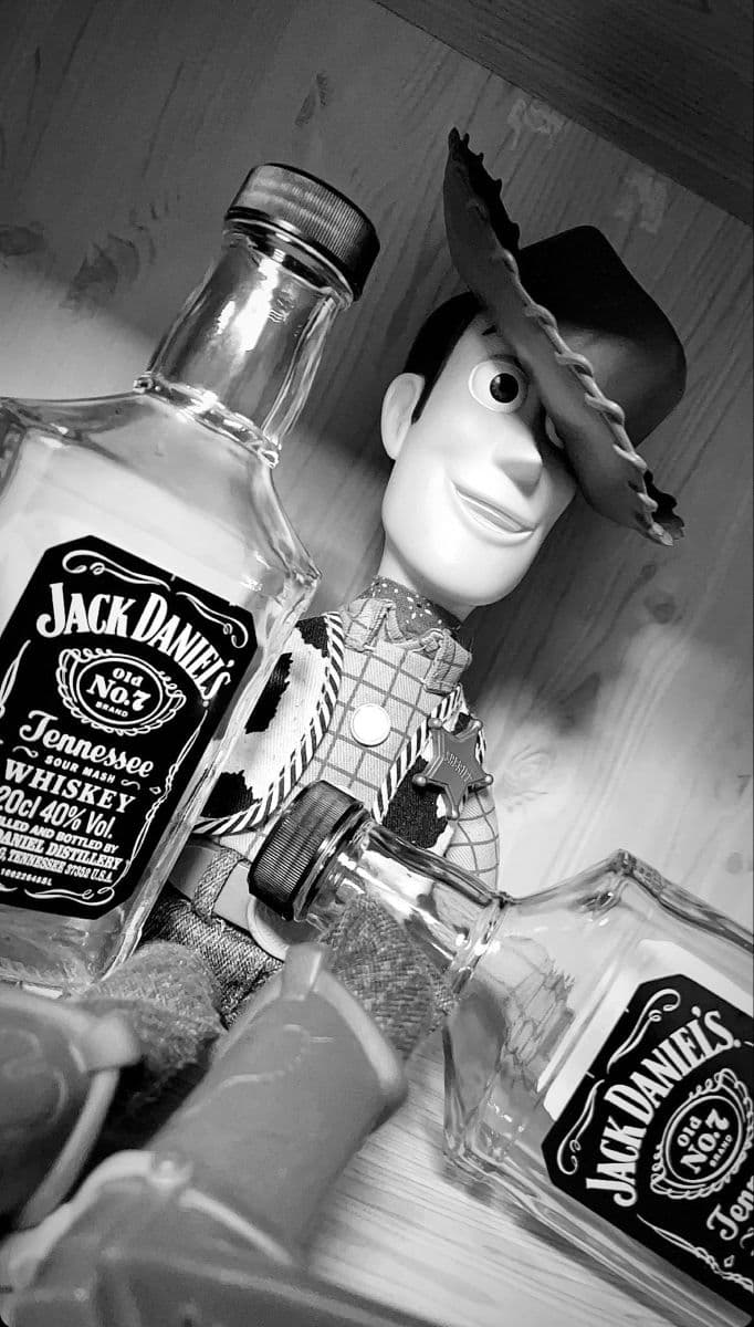 Cliente brindando com Jack Daniel's na MG Tabacaria